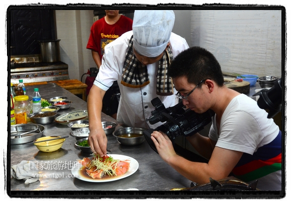 此次攝制組通過拍攝婺源代表名菜糊豆腐、粉蒸肉、荷包紅魚、賽鵝頸及地方小吃清明果、灰汁果、糯米子糕等來詮釋婺源美食經(jīng)典，展示婺源食文化，打造獨(dú)屬婺源的美食符號(hào)。