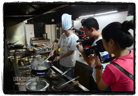 此次攝制組通過拍攝婺源代表名菜糊豆腐、粉蒸肉、荷包紅魚、賽鵝頸及地方小吃清明果、灰汁果、糯米子糕等來詮釋婺源美食經(jīng)典，展示婺源食文化，打造獨(dú)屬婺源的美食符號(hào)。