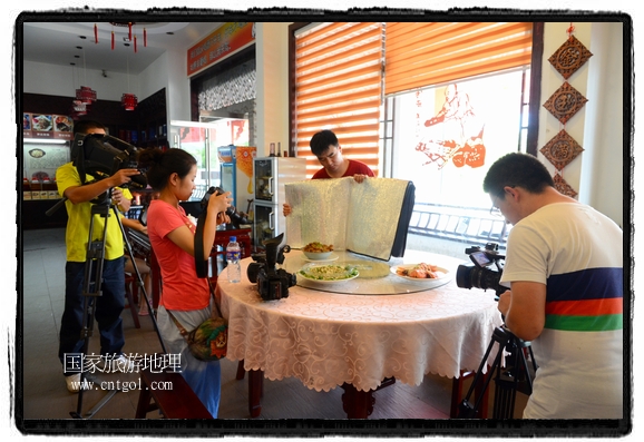 此次攝制組通過拍攝婺源代表名菜糊豆腐、粉蒸肉、荷包紅魚、賽鵝頸及地方小吃清明果、灰汁果、糯米子糕等來詮釋婺源美食經(jīng)典，展示婺源食文化，打造獨(dú)屬婺源的美食符號(hào)。