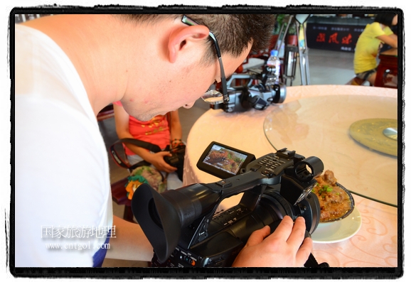 此次攝制組通過拍攝婺源代表名菜糊豆腐、粉蒸肉、荷包紅魚、賽鵝頸及地方小吃清明果、灰汁果、糯米子糕等來詮釋婺源美食經(jīng)典，展示婺源食文化，打造獨(dú)屬婺源的美食符號(hào)。