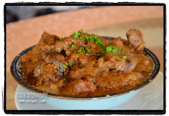 此次攝制組通過拍攝婺源代表名菜糊豆腐、粉蒸肉、荷包紅魚、賽鵝頸及地方小吃清明果、灰汁果、糯米子糕等來詮釋婺源美食經(jīng)典，展示婺源食文化，打造獨(dú)屬婺源的美食符號(hào)。