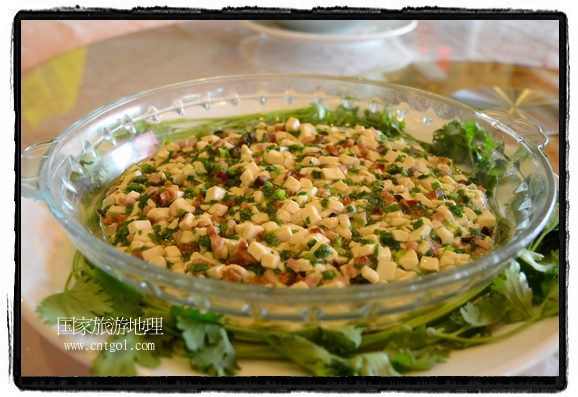 此次攝制組通過拍攝婺源代表名菜糊豆腐、粉蒸肉、荷包紅魚、賽鵝頸及地方小吃清明果、灰汁果、糯米子糕等來詮釋婺源美食經(jīng)典，展示婺源食文化，打造獨(dú)屬婺源的美食符號(hào)。