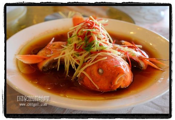 此次攝制組通過拍攝婺源代表名菜糊豆腐、粉蒸肉、荷包紅魚、賽鵝頸及地方小吃清明果、灰汁果、糯米子糕等來詮釋婺源美食經(jīng)典，展示婺源食文化，打造獨(dú)屬婺源的美食符號(hào)。