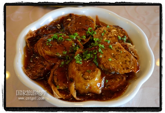 此次攝制組通過拍攝婺源代表名菜糊豆腐、粉蒸肉、荷包紅魚、賽鵝頸及地方小吃清明果、灰汁果、糯米子糕等來詮釋婺源美食經(jīng)典，展示婺源食文化，打造獨(dú)屬婺源的美食符號(hào)。