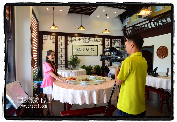 此次攝制組通過拍攝婺源代表名菜糊豆腐、粉蒸肉、荷包紅魚、賽鵝頸及地方小吃清明果、灰汁果、糯米子糕等來詮釋婺源美食經(jīng)典，展示婺源食文化，打造獨(dú)屬婺源的美食符號(hào)。