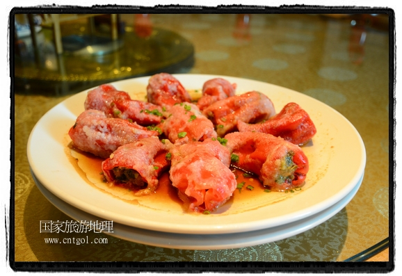 此次攝制組通過拍攝婺源代表名菜糊豆腐、粉蒸肉、荷包紅魚、賽鵝頸及地方小吃清明果、灰汁果、糯米子糕等來詮釋婺源美食經(jīng)典，展示婺源食文化，打造獨(dú)屬婺源的美食符號(hào)。