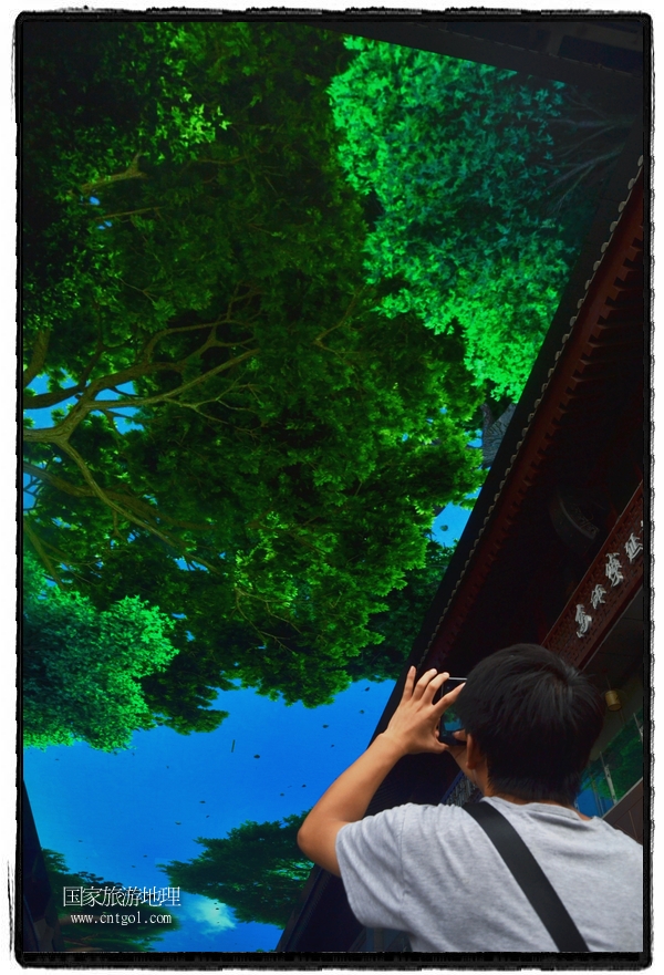 9月8日，在西安市大雁塔景區(qū)，“天幕”景觀吸引游客駐足觀看，并拿出手機拍攝。