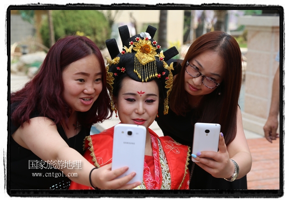 6月19日，端午節(jié)的前一天，甘肅平?jīng)鍪嗅轻紖^(qū)南山公園澳廈麗灣小區(qū)“邀請”唐朝被譽為四大美女之一的“楊貴妃”前來與市民見面，共度“端午佳節(jié)”。期間，“貴妃娘娘”由一名解說人員做向?qū)?，與小區(qū)居民一同游玩、賞景、互敬酒水、合影留念，并現(xiàn)場贈送大人小孩粽子、香包和糖果。