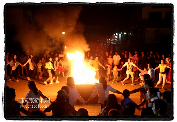 甘肅平?jīng)鍪嗅轻脊沛?zhèn)舉辦了篝火晚會(huì)，1000余名市民參與其中，大家載歌載舞，在歡快熱鬧的氣氛中為每一位父親送祝福。父親節(jié)（Father's Day），顧名思義是感恩父親的節(jié)日。約始于二十世紀(jì)初，起源于美國，現(xiàn)已廣泛流傳于世界各地，節(jié)日日期因地域而存在差異。