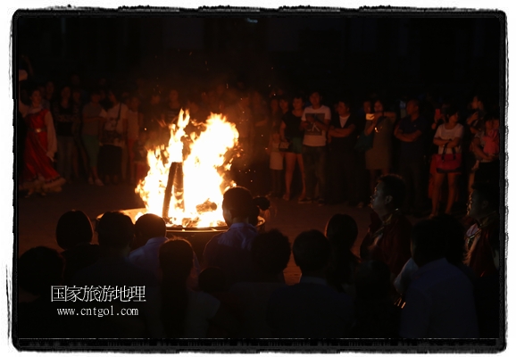 甘肅平?jīng)鍪嗅轻脊沛?zhèn)舉辦了篝火晚會(huì)，1000余名市民參與其中，大家載歌載舞，在歡快熱鬧的氣氛中為每一位父親送祝福。父親節(jié)（Father's Day），顧名思義是感恩父親的節(jié)日。約始于二十世紀(jì)初，起源于美國，現(xiàn)已廣泛流傳于世界各地，節(jié)日日期因地域而存在差異。