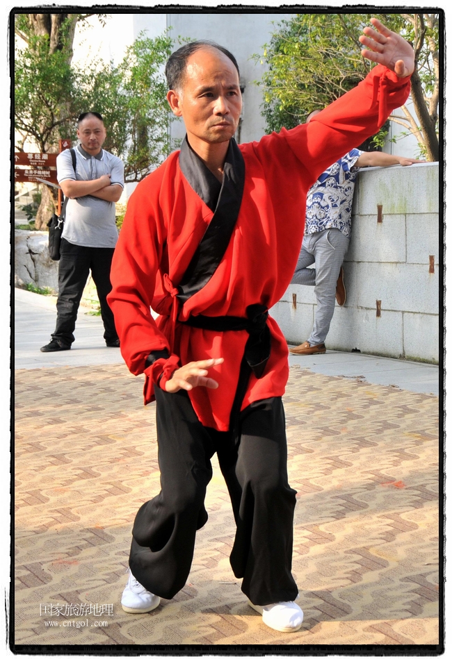 6月20日，小朋友們和中國(guó)武術(shù)愛好者們?cè)诮魇℃脑纯h熹園景區(qū)表演中國(guó)傳統(tǒng)的中國(guó)武術(shù)功夫，吸引許多游人前來駐足觀看。當(dāng)日是中國(guó)傳統(tǒng)的端午節(jié)，江西省婺源縣的中國(guó)武術(shù)愛好者們通過表演中國(guó)武術(shù)功夫，打太極，表演了少林棍、硬氣功、自選拳等少林寺功夫，讓孩子們從小學(xué)習(xí)中國(guó)武術(shù)，傳承中國(guó)武德，感受先人過端午的氛圍。