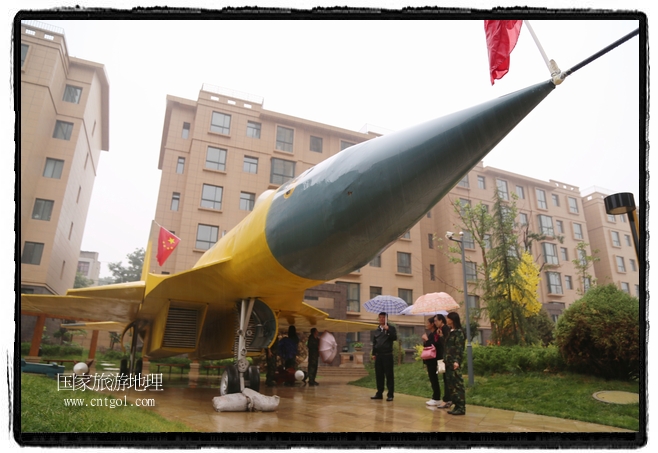 小區(qū)突然出現(xiàn)“飛機坦克”，其中殲15艦載戰(zhàn)斗機一架、99式主戰(zhàn)坦克一輛、武直-10武裝直升機一架，吸引了眾多市民雨中圍觀、合影。