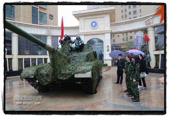 小區(qū)突然出現(xiàn)“飛機坦克”，其中殲15艦載戰(zhàn)斗機一架、99式主戰(zhàn)坦克一輛、武直-10武裝直升機一架，吸引了眾多市民雨中圍觀、合影。