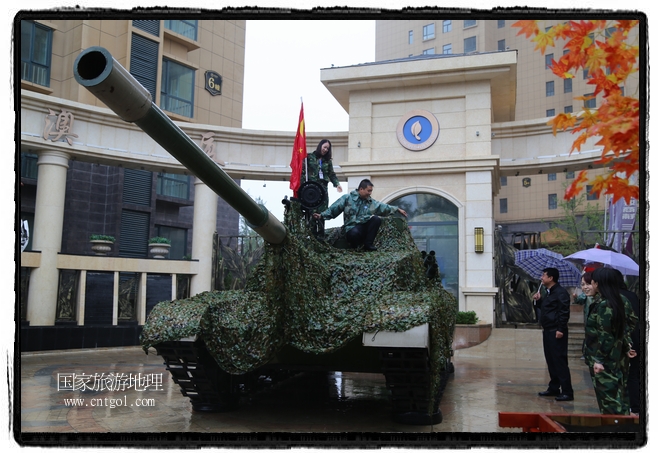 小區(qū)突然出現(xiàn)“飛機坦克”，其中殲15艦載戰(zhàn)斗機一架、99式主戰(zhàn)坦克一輛、武直-10武裝直升機一架，吸引了眾多市民雨中圍觀、合影。