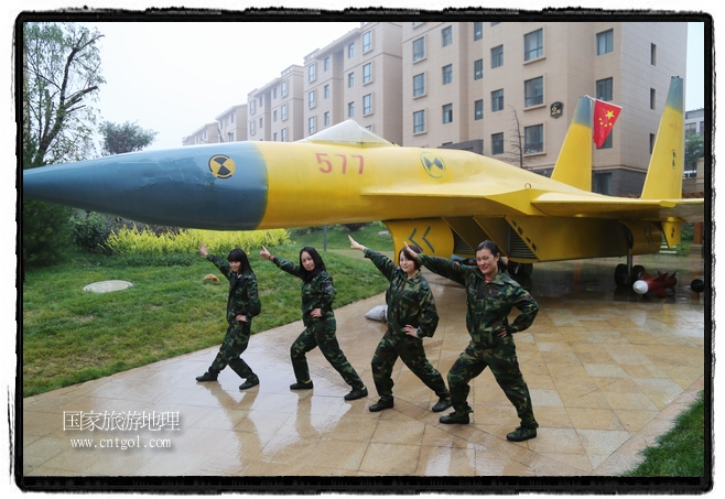 小區(qū)突然出現(xiàn)“飛機坦克”，其中殲15艦載戰(zhàn)斗機一架、99式主戰(zhàn)坦克一輛、武直-10武裝直升機一架，吸引了眾多市民雨中圍觀、合影。