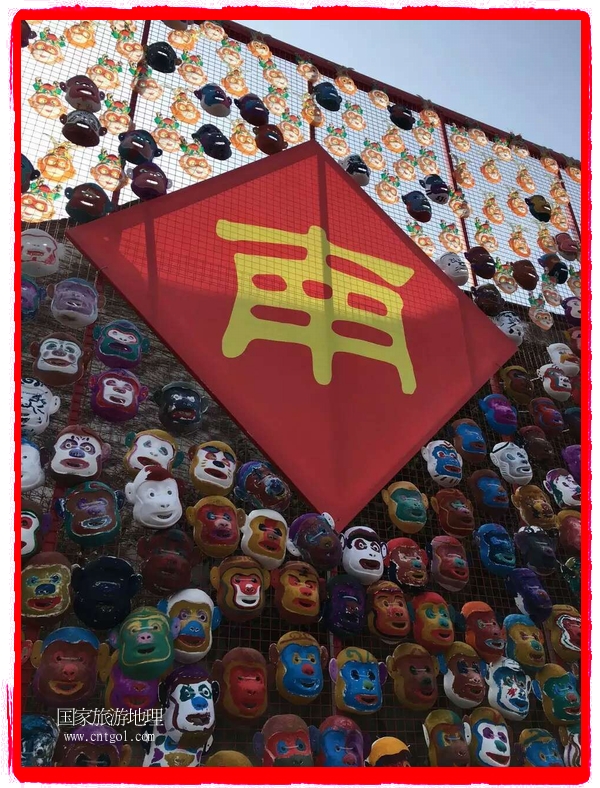 中國(guó)規(guī)模最大的猴面具彩繪在南潯古鎮(zhèn)展示。猴子真是今年最紅的動(dòng)物。 
