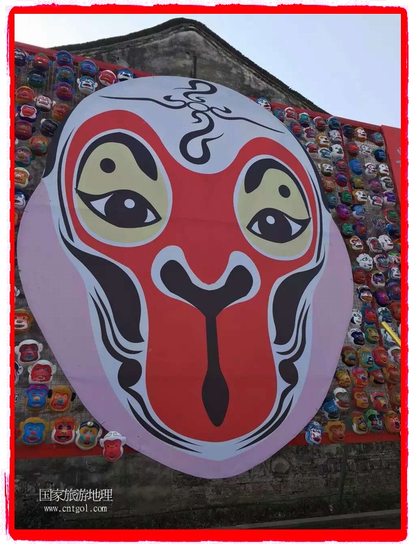 中國(guó)規(guī)模最大的猴面具彩繪在南潯古鎮(zhèn)展示。猴子真是今年最紅的動(dòng)物。 