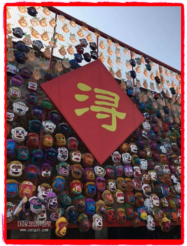中國(guó)規(guī)模最大的猴面具彩繪在南潯古鎮(zhèn)展示。猴子真是今年最紅的動(dòng)物。 