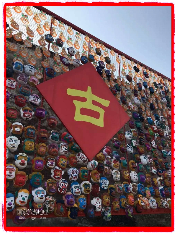 中國(guó)規(guī)模最大的猴面具彩繪在南潯古鎮(zhèn)展示。猴子真是今年最紅的動(dòng)物。 