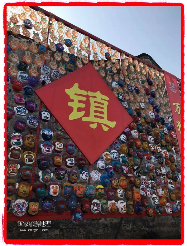 中國(guó)規(guī)模最大的猴面具彩繪在南潯古鎮(zhèn)展示。猴子真是今年最紅的動(dòng)物。 