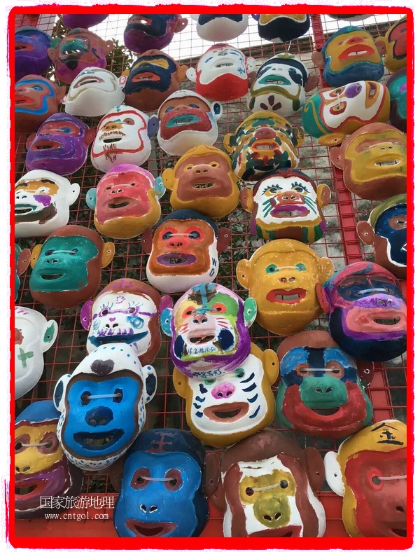 中國(guó)規(guī)模最大的猴面具彩繪在南潯古鎮(zhèn)展示。猴子真是今年最紅的動(dòng)物。 