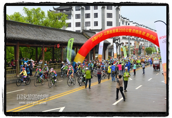 來自江西、安徽、浙江、福建等省市近千名選手參加了比賽，婺源賽道沿途的秀美風光和徽派古村落，給參賽選手留下美好的印象。