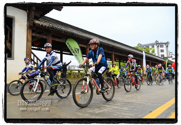 來自江西、安徽、浙江、福建等省市近千名選手參加了比賽，婺源賽道沿途的秀美風光和徽派古村落，給參賽選手留下美好的印象。