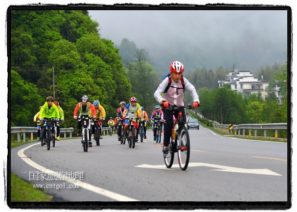 來自江西、安徽、浙江、福建等省市近千名選手參加了比賽，婺源賽道沿途的秀美風光和徽派古村落，給參賽選手留下美好的印象。