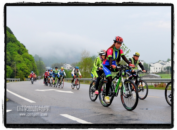 來自江西、安徽、浙江、福建等省市近千名選手參加了比賽，婺源賽道沿途的秀美風光和徽派古村落，給參賽選手留下美好的印象。