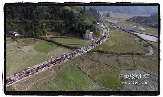 1700桌合攏宴，總長3.7公里，10380人同桌就餐，創(chuàng)歷史之最