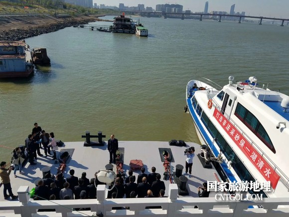 江西開展呵護(hù)一湖清水，嚴(yán)厲打擊非法采砂行動（圖）